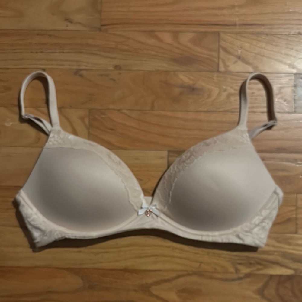 Victoria’s Secret Body by Victoria no wire bra